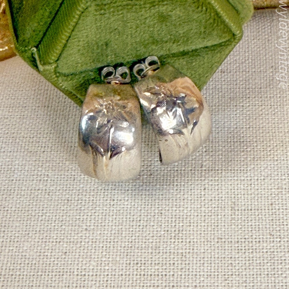 Silver Floral Embossed Earrings‎ - Picture 3 of 4